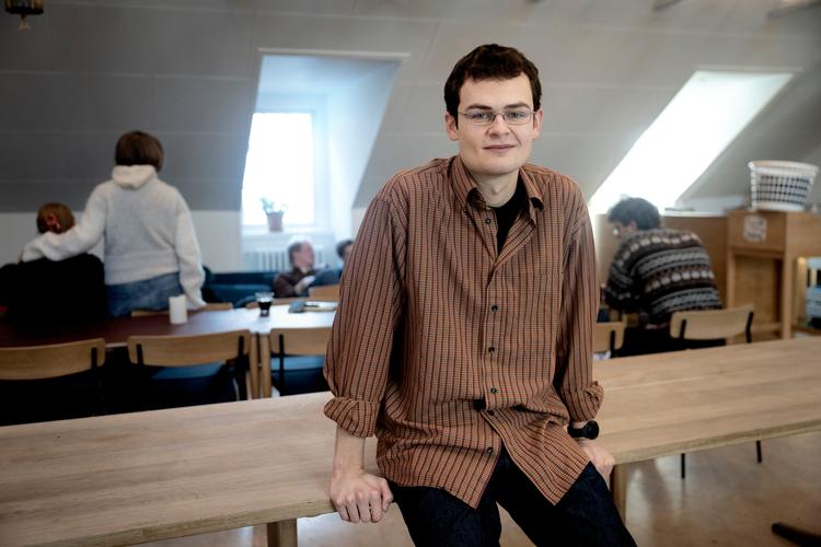 Magnus Nørtoft var lidt skeptisk overfor idéen om at tage på højskole. Men nu holder han af at synge fællessang og finder ro i at hakke grøntsager.  Foto: Mads Nissen