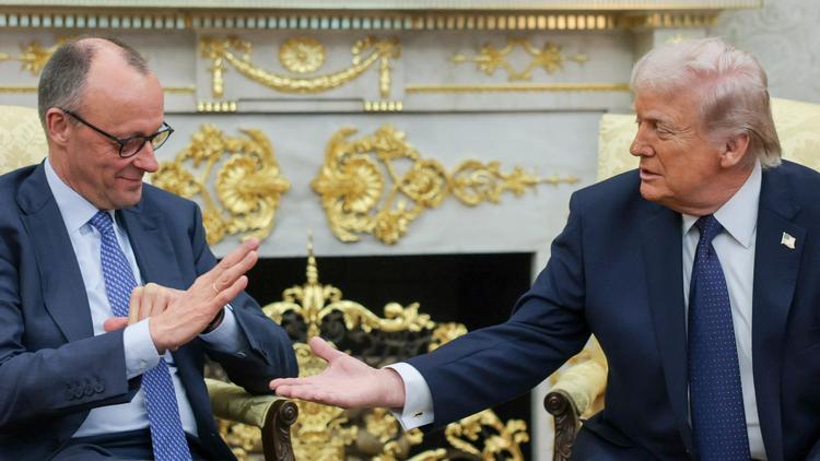 Den spanske regering er rasende over, at Tysklands kansler Friedrich Merz ikke sagde fra over præsident Donald Trump, da han for rullende kamera kaldte Spanien for »forfærdelig allieret«. Foto: Jonathan Ernst/Ritzau Scanpix