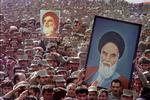 Sørgende iranere samles 5. juni 1989 på Mossala-pladsen i Teheran omkring kisten med den iranske revolutionsleder ayatollah Ruhollah Khomeini, der døde dagen før. Khomeini grundlagde Den Islamiske Republik efter revolutionen i 1979 og var landets øverste leder frem til sin død. Arkivfoto: Christophe Simon, Pascal George