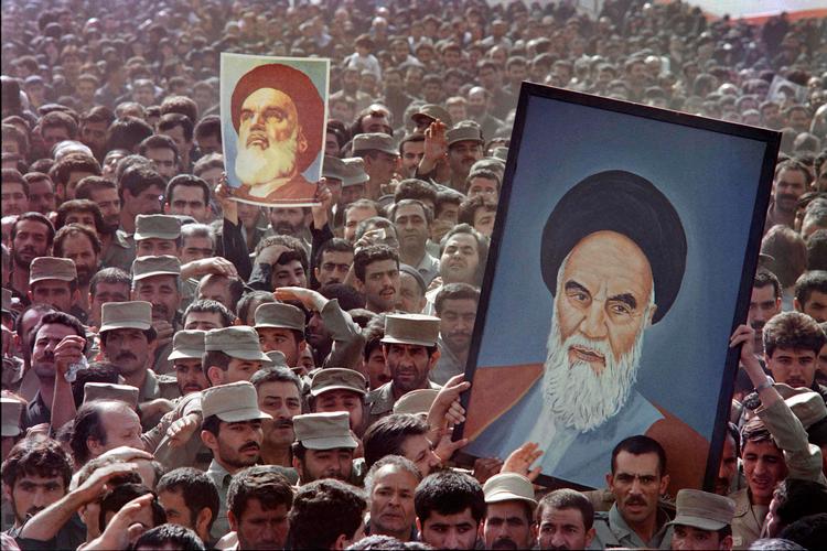 Sørgende iranere samles 5. juni 1989 på Mossala-pladsen i Teheran omkring kisten med den iranske revolutionsleder ayatollah Ruhollah Khomeini, der døde dagen før. Khomeini grundlagde Den Islamiske Republik efter revolutionen i 1979 og var landets øverste leder frem til sin død. Arkivfoto: Christophe Simon, Pascal George