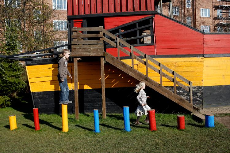 Der har været børn på Bredegrund i mange årtier - også tilbage i 2008, hvor dette billede er taget.  Og der er aldrig sket alvorlige ulykker på pladsen. Foto: Thomas Borberg