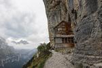 Aescher Gasthaus am Berg blev bygget for mere end 150 år siden og har alle dage tiltrukket vandrere på grund af sin helt unikke beliggenhed. 