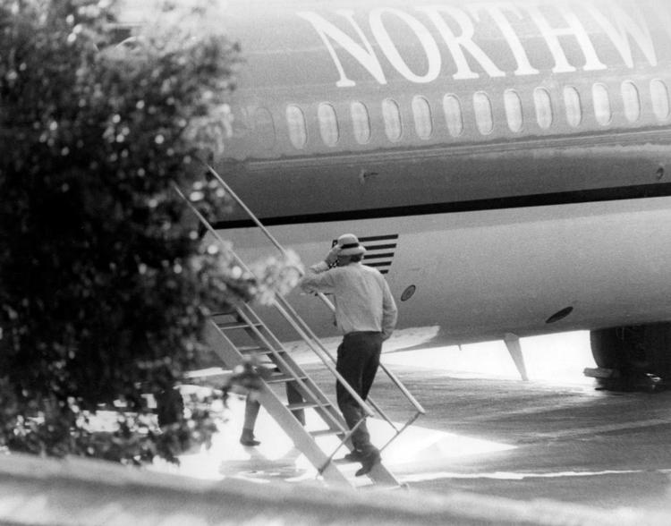 Amdi Petersen på vej til at forlade Cayman Islands med fly til Miami før tid i december 1990, efter at en amerikansk journalist havde genkendt ham og var begyndt at stille spørgsmål om Tvinds økonomi. Amdi Petersen havde da holdt sig skjult i 11 år.  Cayman Islands blev efterfølgende opgivet som luksuseksil for Tvind-toppen.      Foto: Rick Caitlin // Freelance