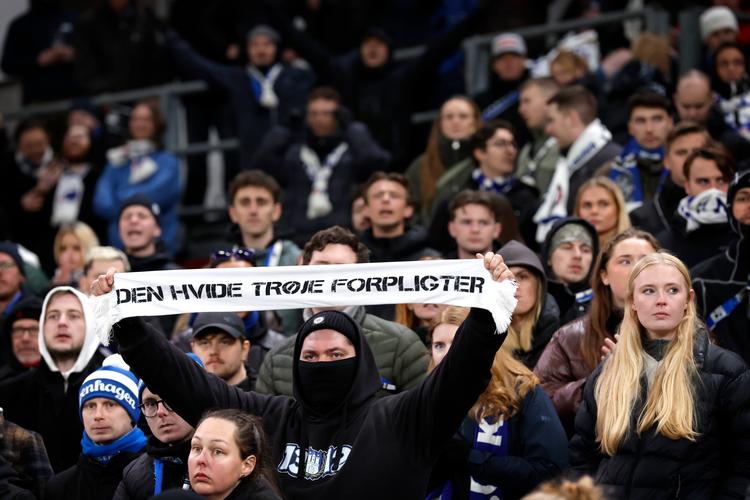 Fansene har gang på gang udtrykt deres utilfredshed med spillere og ledelse i FCK, der denne sæson er faldet dramatisk fra tinderne. Foto: Jens Dresling