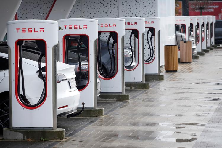 Fremover kommer der krav om, at en elbil skal indeholde europæiske komponenter og bidrage til europæiske arbejdspladser, hvis det står til EU-Kommissionen. Her ved en Tesla-forhandler og ladestation i Køge. Foto: Jens Dresling/Ritzau Scanpix