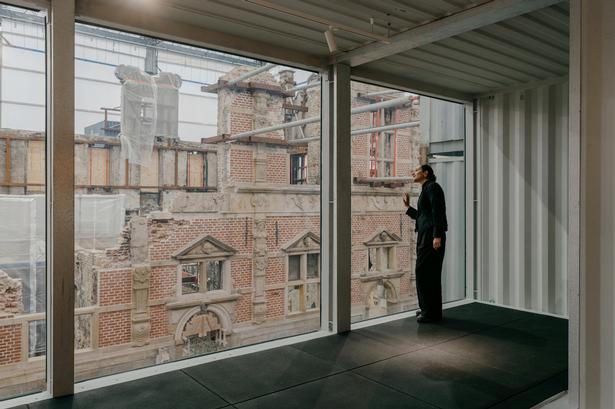 Der er direkte udkig fra panoramavinduer til arbejdet med at genrejse den udbrændte del af Børsen. Foto: Longfei Tōsei Wang