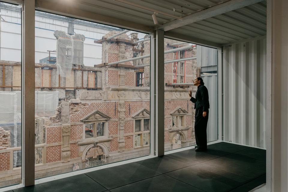 Der er direkte udkig fra panoramavinduer til arbejdet med at genrejse den udbrændte del af Børsen. Foto: Longfei Tōsei Wang