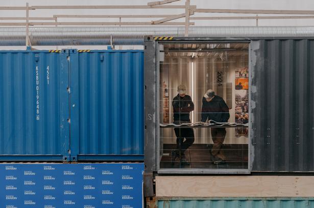 I store bøger kan man bladre og se arkitekternes og bygherrens fortælling om restaurering og genopførelse. Foto: Longfei Tōsei Wang