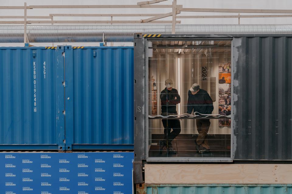 I store bøger kan man bladre og se arkitekternes og bygherrens fortælling om restaurering og genopførelse. Foto: Longfei Tōsei Wang