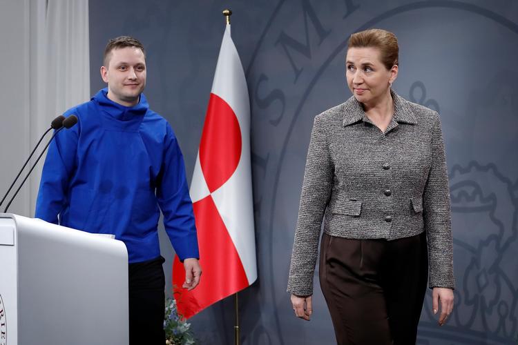 Mette Frederiksen er begyndt at kalde den grønlandske regering ved dens grønlandske navn: Naalakkersuisut. Ikke nemt at udtale, så hatten af for det! Her ses Mette Frederiksen med formanden for Naalakkersuisut, Jens-Frederik Nielsen, ved et pressemøde i Statsministeriet. Foto: Jens Dresling