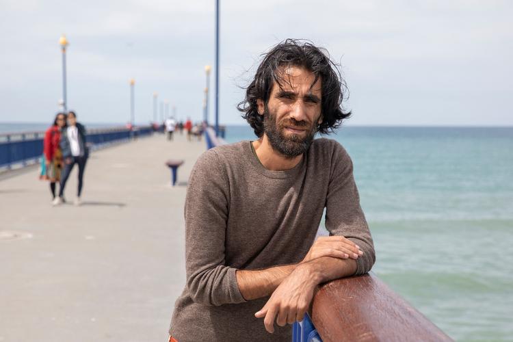 Behrouz Boochani fik i 2019 ophold i New Zealand, hvor han stadig bor. Han flygtede fra Iran i 2013 og tilbragte seks år i et flygtningecenter på øen Manus, hvor australske myndigheder havde placeret ham.   Foto: Sanka Vidanagama/Ritzau Scanpix