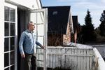 Kristian Krohn er en af de boligejere, der har fået en uretmæssig opkrævning af boligskat. Regningen lød på 53.310 kr. Og indtil Politiken gik ind i sagen, fastholdt skatteforvaltningen, at opkrævningen var korrekt. Det var den ikke. Foto: Thomas Borberg