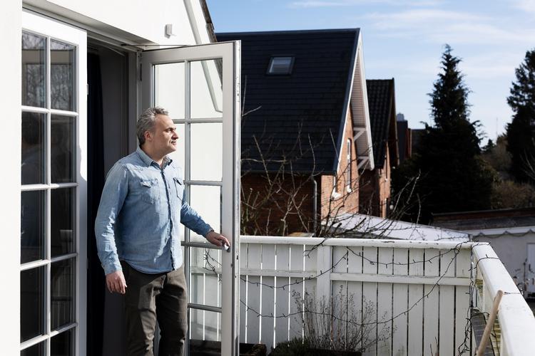 Kristian Krohn er en af de boligejere, der har fået en uretmæssig opkrævning af boligskat. Regningen lød på 53.310 kr. Og indtil Politiken gik ind i sagen, fastholdt skatteforvaltningen, at opkrævningen var korrekt. Det var den ikke. Foto: Thomas Borberg