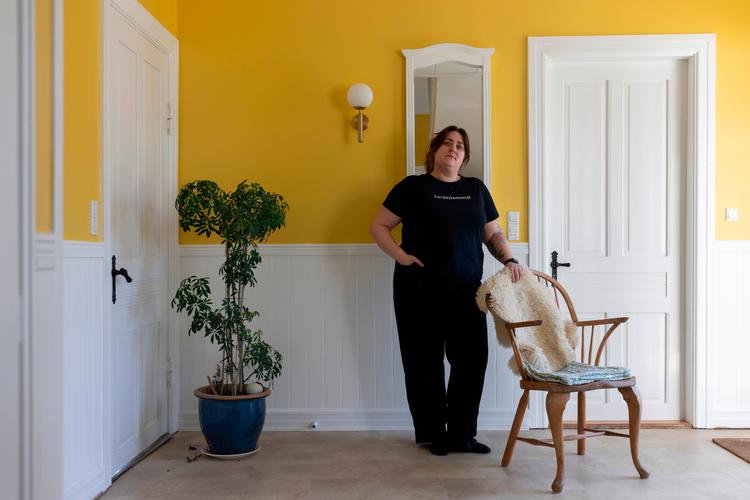 Pernille Hansen og hendes familie bor i den lille landsby Ørsted, hvor de har  købt drømmeboligen for 1,2 millioner kroner. Og det var et af de dyre huse.   Foto: Lars Just/Lars Just