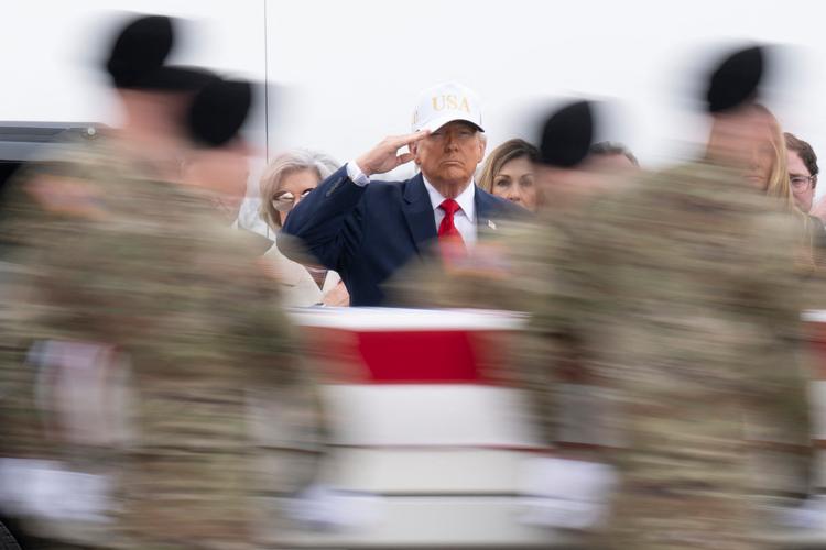 USA's præsident, Donald Trump, på Dover Air Force-basen, hvor kisterne med seks amerikanske soldater, der blev dræbt under et iransk droneangreb i Kuwait, ankommer. Foto: Roberto Schmidt/Ritzau Scanpix
