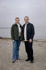 Mette Frederiksen og Martin Lidegaard  bliver spurgt, om de har tænkt over at give hånd på fællesbilledet?
»Give hånd? Det gør vi jo aldrig. Vi giver jo ikke hånd«, svarer Frederiksen.
»Vi krammer, men det bliver for meget. Trods alt. Vi skal jo også vælges«, siger Lidegaard og griner.  Foto: Peter Maunsbach