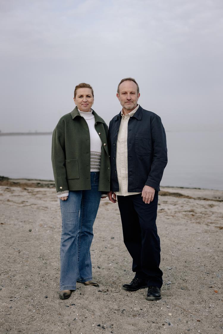 Mette Frederiksen og Martin Lidegaard  bliver spurgt, om de har tænkt over at give hånd på fællesbilledet?
»Give hånd? Det gør vi jo aldrig. Vi giver jo ikke hånd«, svarer Frederiksen.
»Vi krammer, men det bliver for meget. Trods alt. Vi skal jo også vælges«, siger Lidegaard og griner.  Foto: Peter Maunsbach