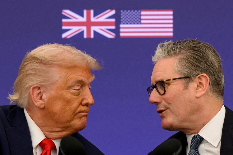 Sidste år holdt Donald Trump og Keir Starmer pressemøde under den amerikanske præsidents besøg i England. Nu er samtalerne afløst af transatlantisk hån. Foto: Leon Neal/Ritzau Scanpix