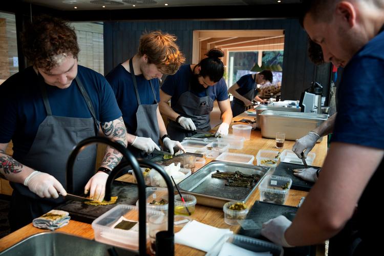 Det er svært at lave mad i den øverste Michelin-klasse uden at gå på kompromis med arbejdsforhold, mener ekspert. Derfor er han ikke overrasket over nye beskyldninger mod stjernekok René Redzepi om vold på Noma i 2010'erne. Arkivfoto: Martin Lehmann