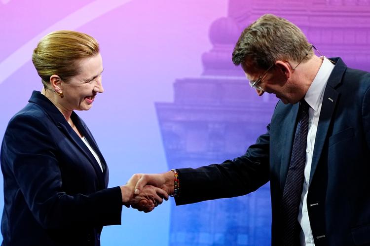 Det blev en cocktail af pesticider og nitrater, da statsministerkandidaterne Mette Frederiksen (S) og Troels Lund Poulsen (V) debatterede på TV 2 søndag. Foto: Mads Claus Rasmussen/Ritzau Scanpix