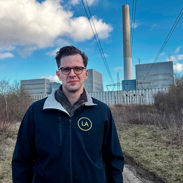It is here at Studstrupværket by Kalø Vig near Aarhus that Alex Vanopslagh, leader of the Liberal Alliance, proposes to place up to four nuclear reactors. The plant currently produces electricity and district heating from wood pellets. Foto: Liberal Alliance/pr