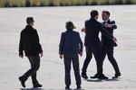 Den franske præsident Emmanuel Macron omfavner den cypriotiske præsident Nikos Christodoulides, da han ankommer til den militære lufthavn Pafos på Cypern for at diskutere Iran-krigens konsekvenser for sikkerheden i Middelhavet. Foto: Yiannis Kourtoglou/Ritzau Scanpix
