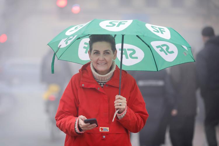 SF's partileder Pia Olsen Dyhr (SF) afviser, at hendes parti er en slags hjælpesocialdemokrater. »SF bakker op om de ting, vi faktisk mener politisk«, siger hun.    Foto: Jens Dresling