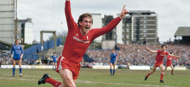 Kenny Dalglish var kendt for at strække sine arme lige op i luften, når han scorede. Det gjorde han 172 gange for Liverpool, og det gør han meget i dokumentaren om ham. Man bliver lidt ligeglad i længden.  Foto: CPH:DOX