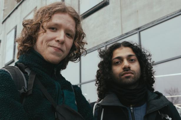 Emil, 29 år (til venstre), og Raehan, 32 år (til højre).  For dem er der ingen aldersgrænse i forhold til, hvor længe man kan bo hjemme. Men Emil har prøvet at flytte hjem til sine forældre i en periode og vil ikke anbefale det til andre. Foto: Andreas Sterup-Teper