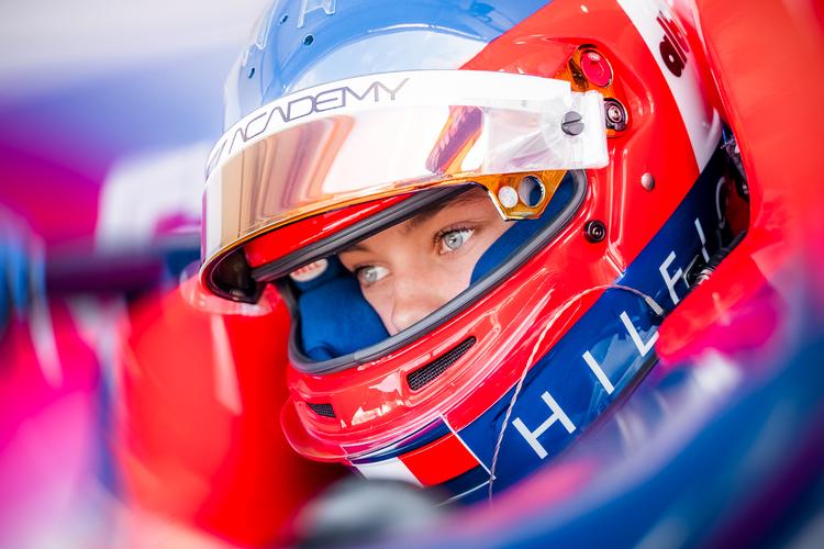 Alba Hurup Larsen skal i gang med sin anden sæson i Formula 1 Academy, og blandt nogle eksperter anses hun for en af favoritterne til mesterskabet. Pr-foto 