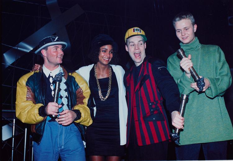 Cut 'N' Move som Grammy-vindere i 1992.  Gruppen bestod på dette tidspunkt af Jørn K, Per Holm, MC Zipp og Thera Hoeymans. Vokalerne på hitsinglen 'Get Serious' er det tidligere medlem Christine Christiansens. Senere stødte Zindy Laursen Johnson til gruppen.  Arkivfoto Tine Harden
