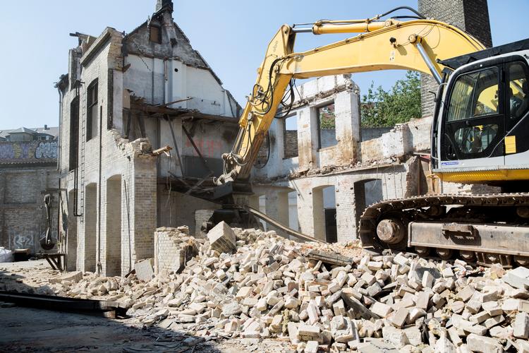 Trods mange protester lykkedes det ikke at redde de gamle slagterhuse på Enghavevej i København, og nu er nedrivningsarbejdet for alvor gået i gang. Foto: Louise Herrche Serup