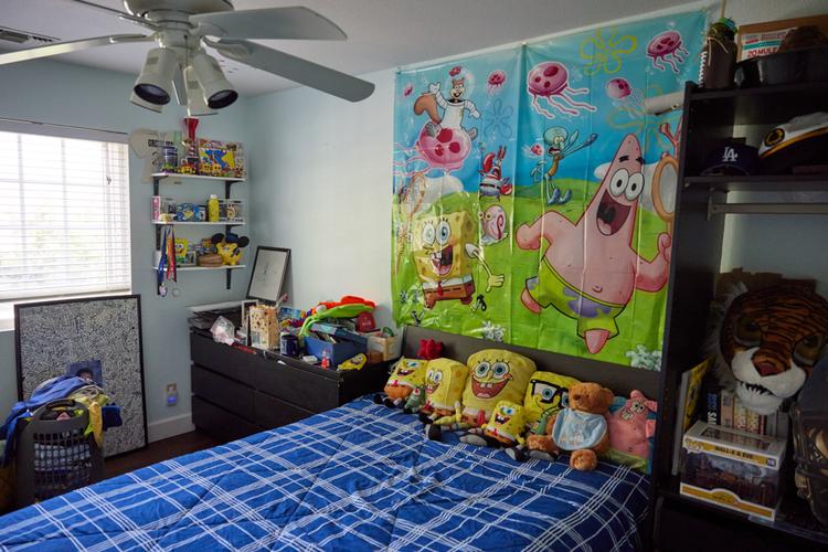  14-årige Dominic Blackwell elskede SvampeBob Firkant, og hans værelse er nærmest et SvampeBob Firkant-museum, der dokumenteres af to nyhedsfotografer i den stilfærdigt rørende dokumentarfilm 'All the Empty Rooms'. Foto: Netflix