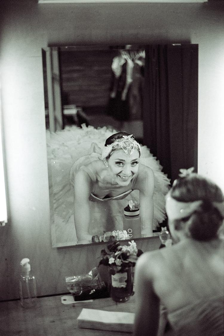 Billedet her er taget af Astrid Grarup Elbos dansepartner Mathieu Rouaux, efter at de havde danset en 'Svanesøen'-forestilling.  Foto: Mathieu Rouaux