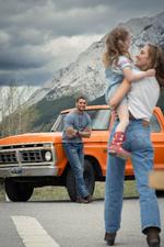 Kenna (Maika Monroe) kommer ud fra fængslet efter at have forvoldt sin kærestes død, og nu vil hun møde den datter, hun fødte bag tremmer. Men hun møder også kærestens bedste ven, Ledger (Tyriq Withers), og så begynder Kenna og Ledger pludselig at få åndedrætsbesvær. Forelskelse hedder det vist.  Foto: Michelle Faye / Universal Pictures