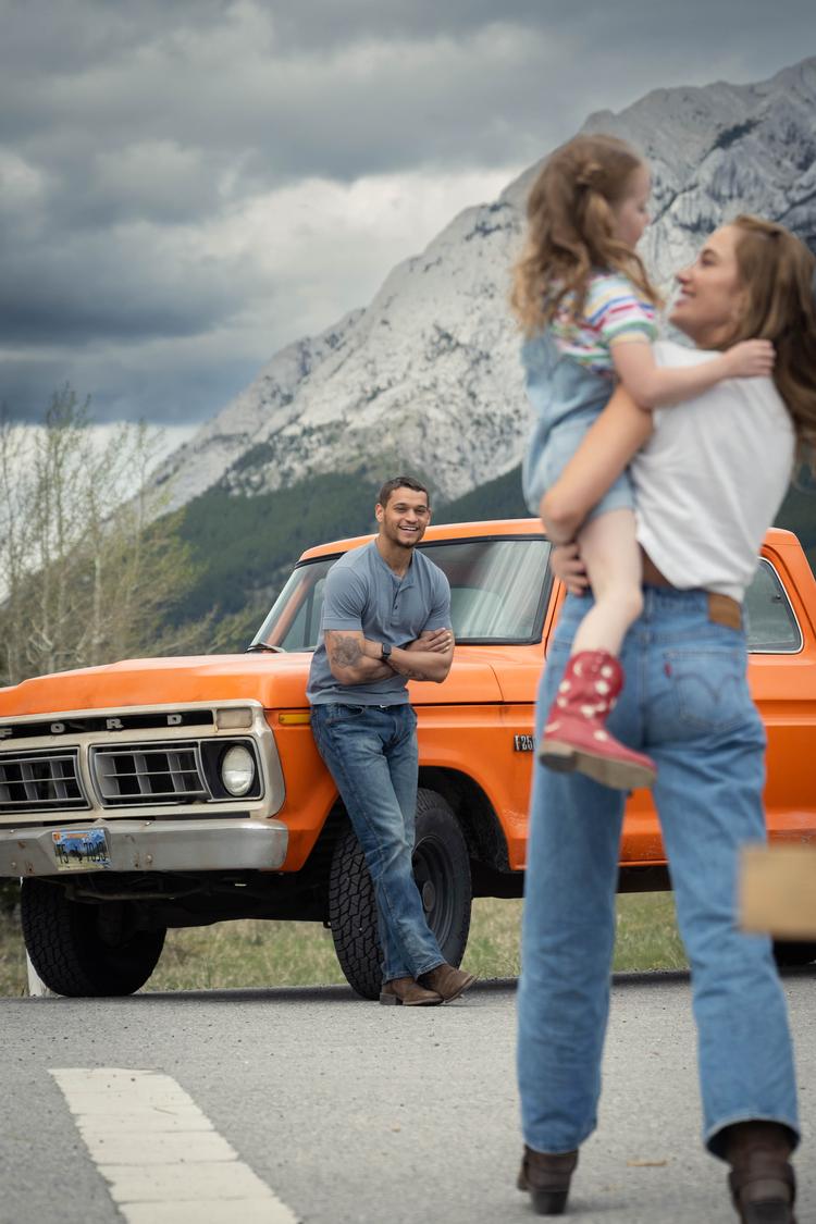 Kenna (Maika Monroe) kommer ud fra fængslet efter at have forvoldt sin kærestes død, og nu vil hun møde den datter, hun fødte bag tremmer. Men hun møder også kærestens bedste ven, Ledger (Tyriq Withers), og så begynder Kenna og Ledger pludselig at få åndedrætsbesvær. Forelskelse hedder det vist.  Foto: Michelle Faye / Universal Pictures