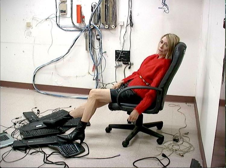 Der er stil over det, når Kim Gordon gør rockmusikken til et kunstværk igen. Men stilen er en del af indholdet. Ikke noget, der overskygger den fælles installation.  Foto: Pr-foto: Moni Haworth