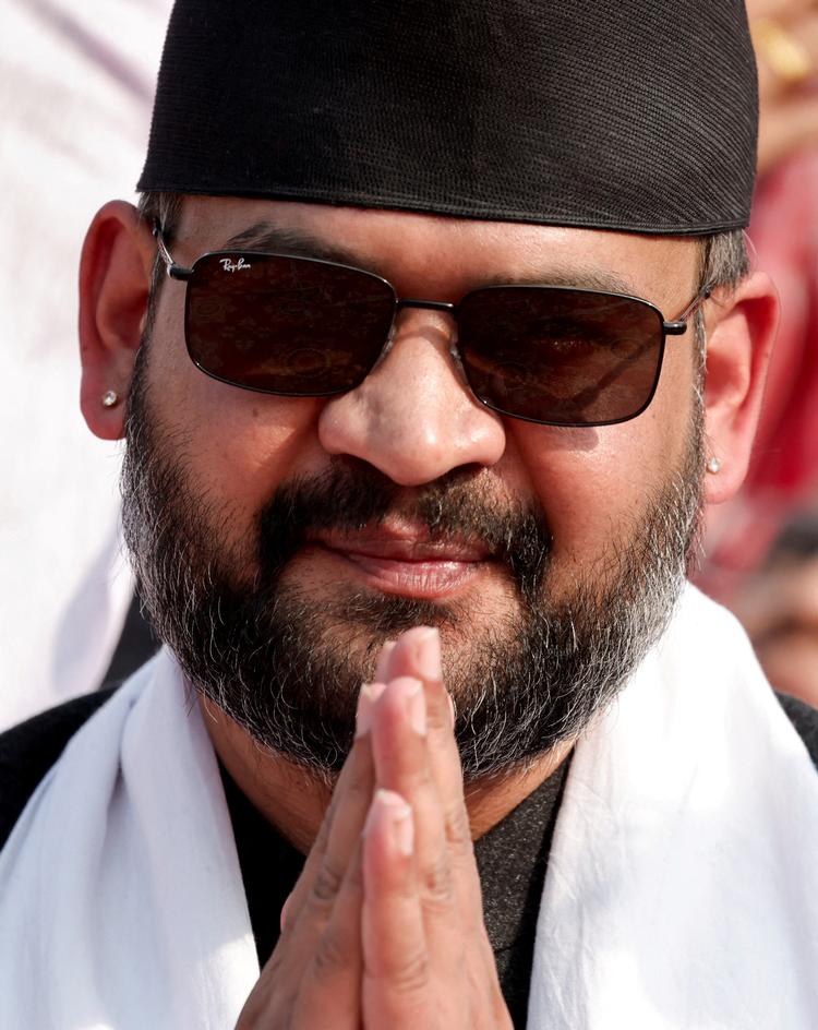 Balendra Shah har gjort sig som både rapper og borgmester i Katmandu. Nu ser han ud til at blive Nepals nye leder.  Her ses han med de solbriller, han trofast bærer. Foto: Navesh Chitrakar/Ritzau Scanpix