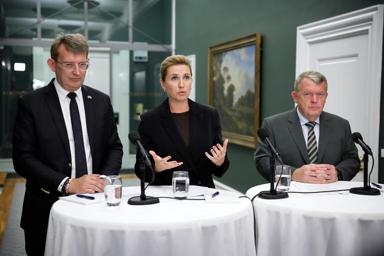 Forsvarsminister Troels Lund Poulsen (V), statsminister Mette Frederiksen (S) og udenrigsminister Lars Løkke Rasmussen (M). Foto: Jens Dresling