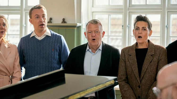 Partilederne synger i kor. Det er så dansk som æblekage med flødeskum.  Foto: TV 2