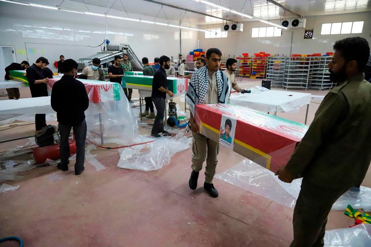 Sorg og begravelser har fyldt i byen Minab i Iran, efter at mere end 175 skolebørn og civile blev dræbt af et Tomahawk-missil, der ramte en pigeskole 28. februar. Foto: Amirhossein Khorgooei/Ritzau Scanpix