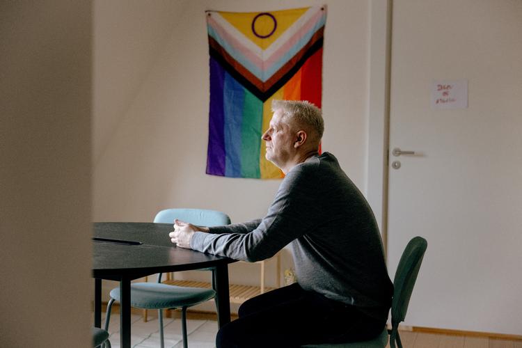 Man kan godt føle sig ensom trods mange mennesker omkring sig, erfarede Søren Dalgaard Knudsen. Facebookgruppen 'Homo med forsinkelse' blev hans redning, og i dag afholder han gennem netværket digitale og fysiske samtaler med andre i samme svære livssituation.  Foto: Peter Maunsbach