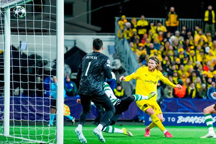 Danske Kasper Høgh scorer Bodø Glimts tredje mål. Foto: Fredrik Varfjell/Ritzau Scanpix