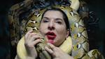 Den serbiske performancekunstner Marina Abramović har i syv videoer genfortolket syv dramatiske arier sunget af Maria Callas. I Verdis opera 'Otello' kvæles Desdemona, efter hun har sunget arien 'Ave Maria'. I Abramovićs version tager Otello kvælerslanger til hjælp. Foto: Marina Abramović
