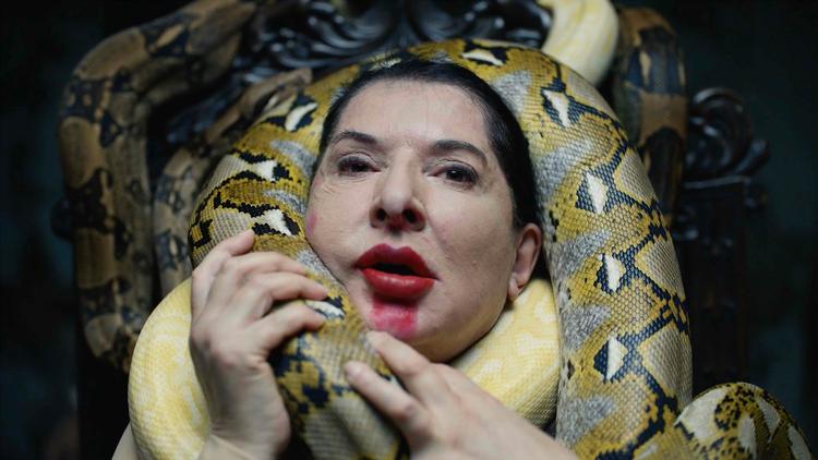 Den serbiske performancekunstner Marina Abramović har i syv videoer genfortolket syv dramatiske arier sunget af Maria Callas. I Verdis opera 'Otello' kvæles Desdemona, efter hun har sunget arien 'Ave Maria'. I Abramovićs version tager Otello kvælerslanger til hjælp. Foto: Marina Abramović