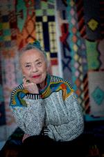 Ja, Gretelise Holm har selv strikket sin 'avissweater' (designet af Marianne Isager). Den har holdt i flere årtier og kombinerer fødselarens ytringsinstinkt og kreative gener.  Foto: Mads Nissen