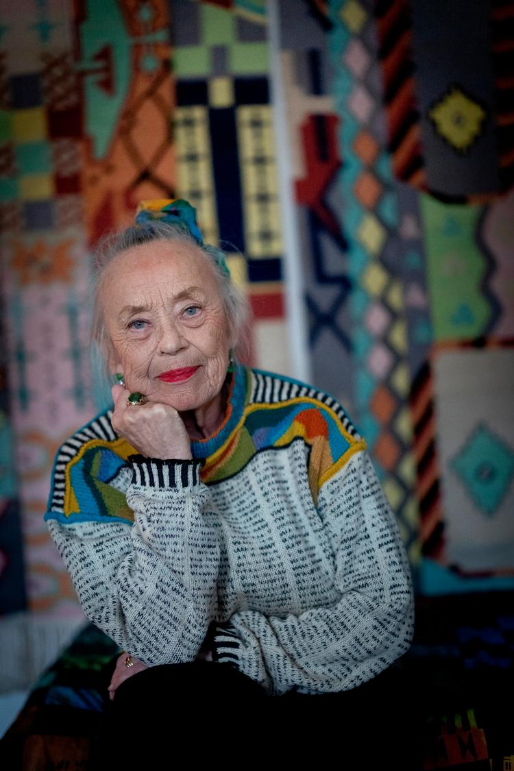 Ja, Gretelise Holm har selv strikket sin 'avissweater' (designet af Marianne Isager). Den har holdt i flere årtier og kombinerer fødselarens ytringsinstinkt og kreative gener.  Foto: Mads Nissen