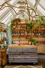 Efter mange år på Christianshavn flyttede Noma i 2018 til nye eksklusive lokaler på voldene ved Holmen i København. Dette idylliske billede stammer fra 2020, hvor Noma i en kort periode solgte burgere. Foto: Miriam Dalsgaard