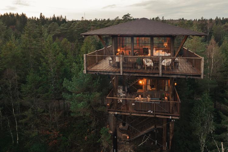 Ranger's Cabin er en af de to nye hytter i trætoppene på Hyssna Forest Resort. Foto: Hyssna Forest Resort