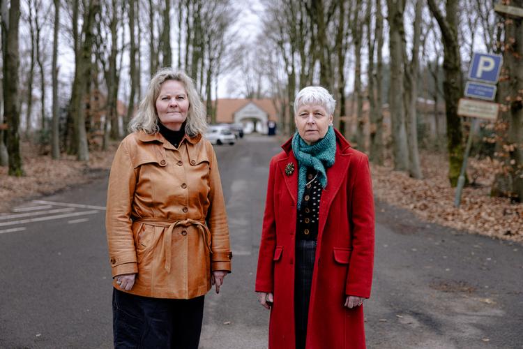 Henriette Olesen og Rina Damsgaard har netop sagt deres stillinger som socialrådgiver og psykolog op på Kærshovedgård. Sammen med en række tidligere ansatte fra Røde Kors står de nu frem og er stærkt kritiske over for forholdene. De svage beboere er underlagt de stærke, hvoraf mange har banderelationer. Foto: Peter Maunsbach